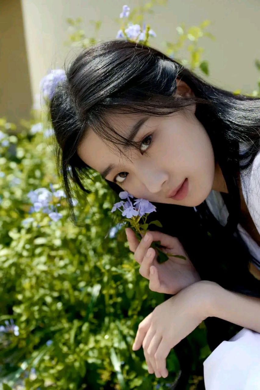 2021年3月30日,出演的首部影视作品《玉昭令第一季》播出;次年因其