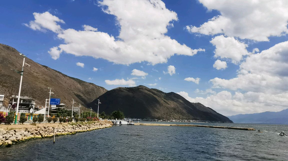 大理洱海边上美景,挖色码头风景不错啊,游客多多
