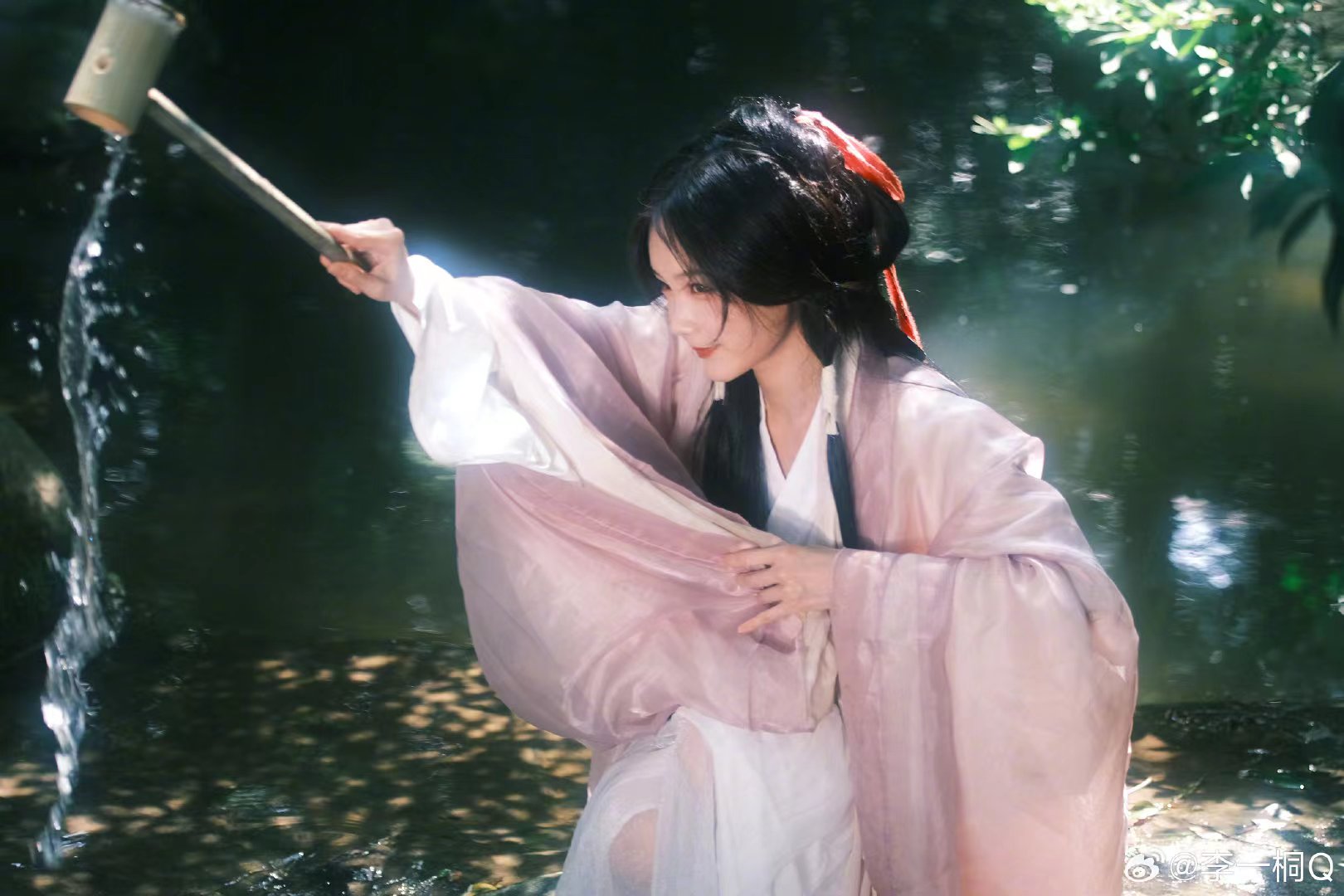 李一桐身着魏晋汉服清冷又高级,网友:古风女主有了脸