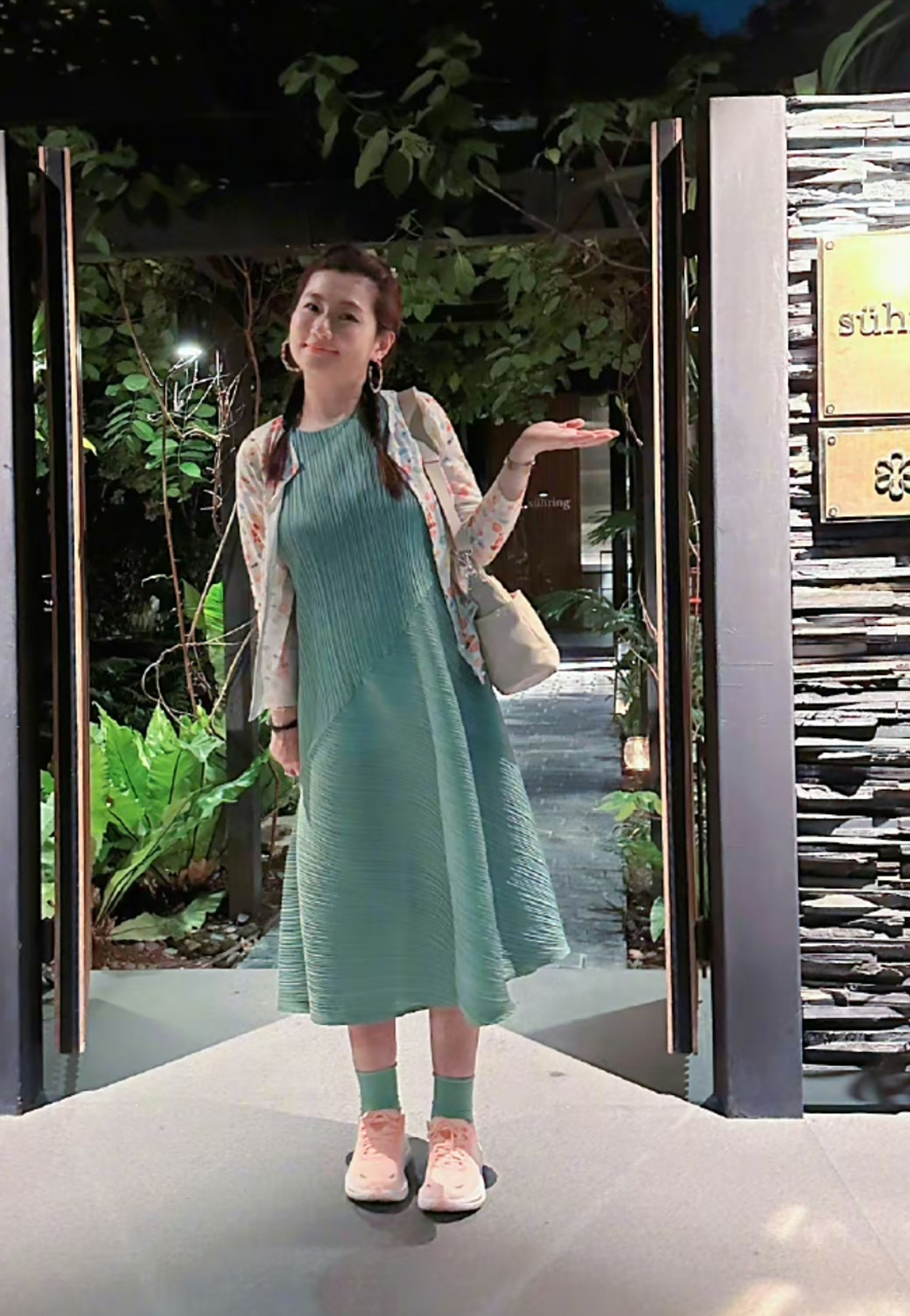 任家萱selina挺孕肚去度假,孕期长胖很明显,脚脖子都变粗了,但看起来