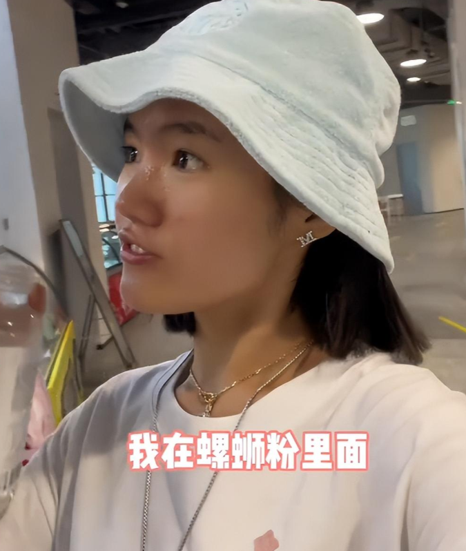 李勒宣布回村支教后,晋妈带了8件首饰