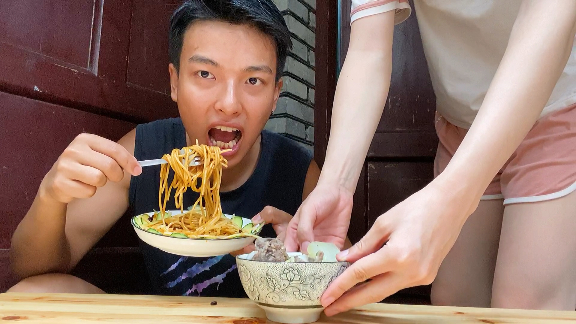 小伙下雨天在家煎牛排,老婆顿了碗冬瓜玉米排骨汤,真过瘾