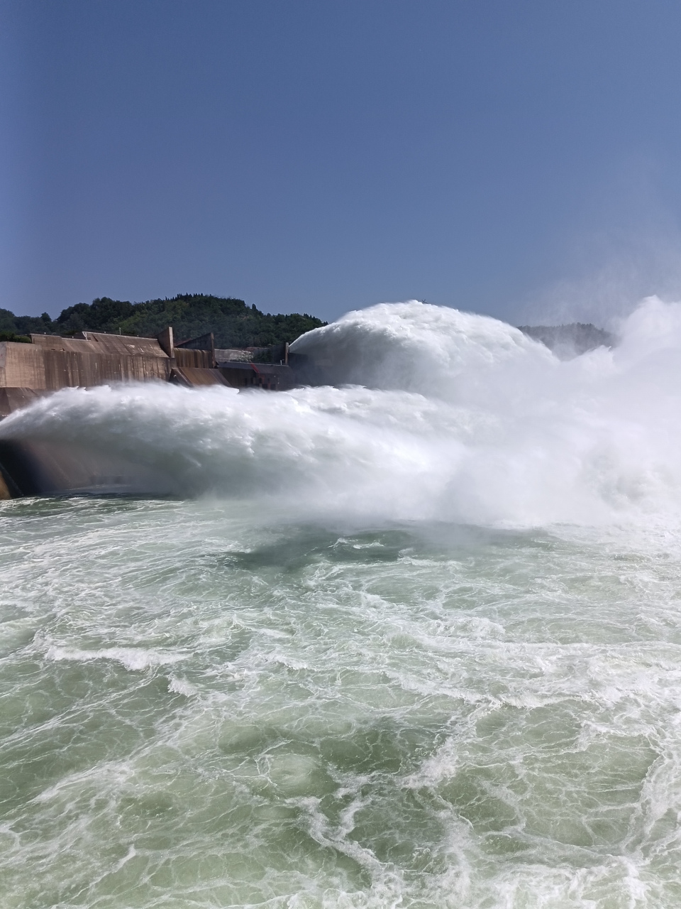 小浪底壮观雄伟,万里黄河横断,营造高峡平湖.