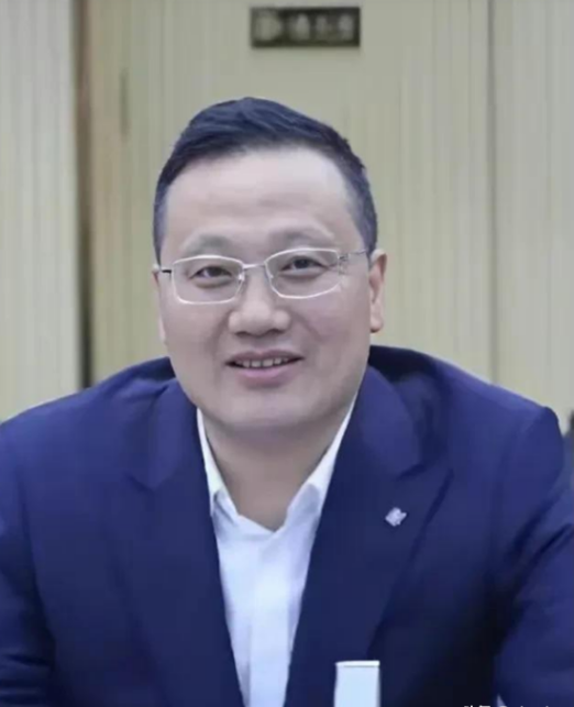 "电梯门事件"男女主角老底被网友"扒光",免职没商量!