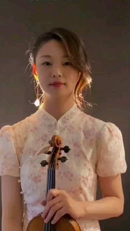 小提琴曲雁南飞演奏青年小提琴网红桃小仙漂亮纯净