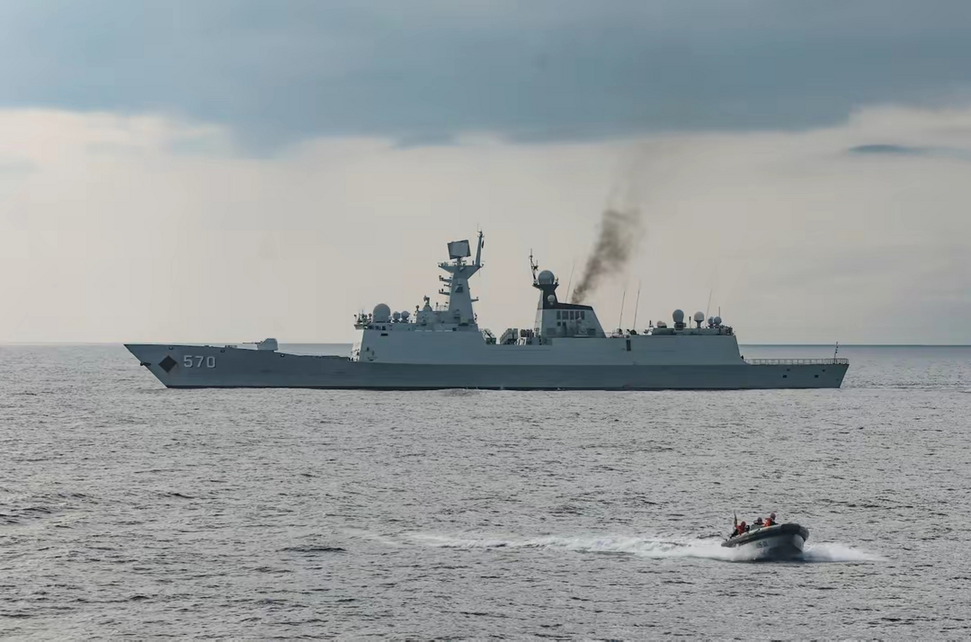 054a型护卫舰570号"黄山舰"释放小艇