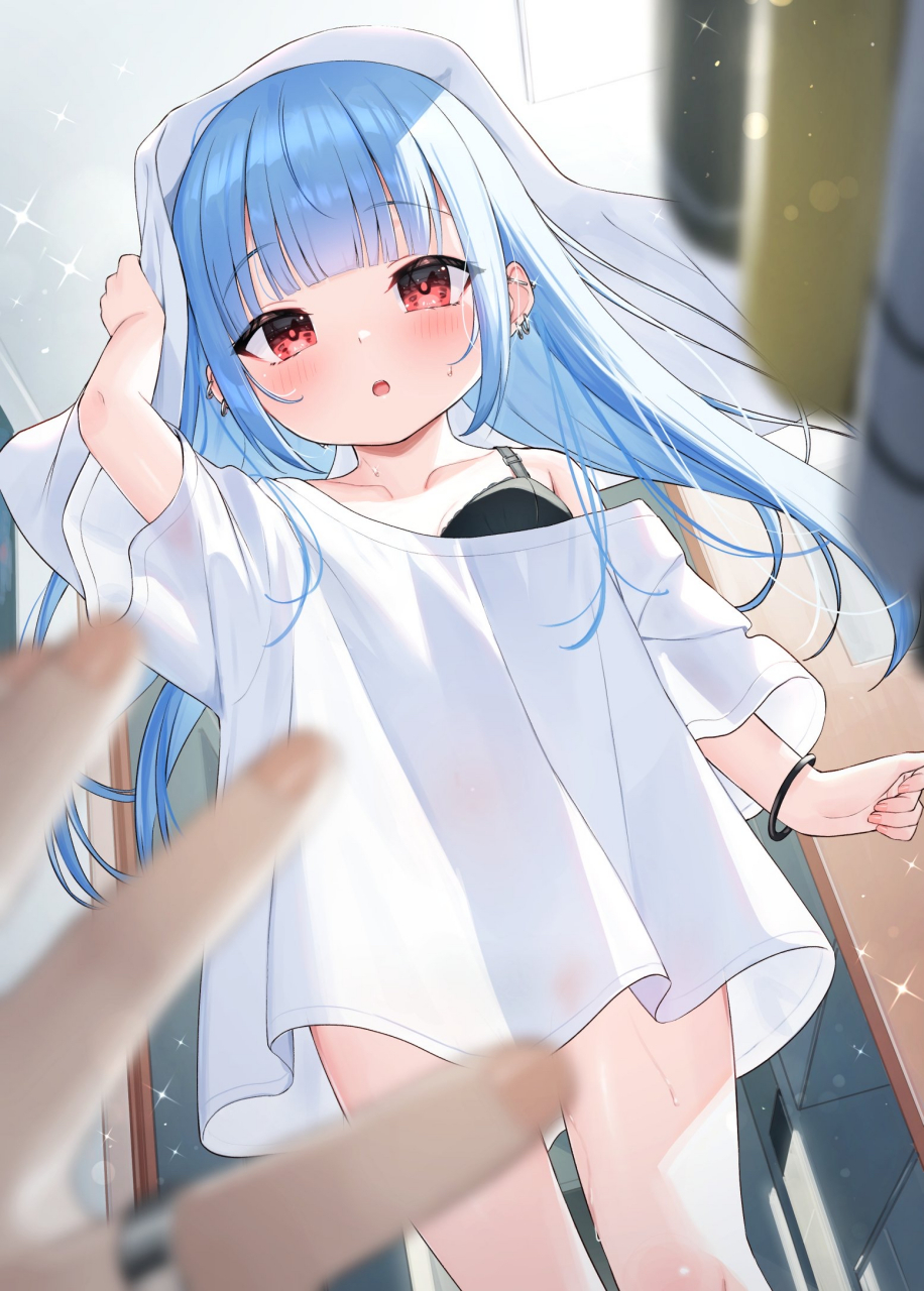 姐姐的衣服,可以先借给我穿一下吗[嘿哈]#二次元#  画师:月うさぎ