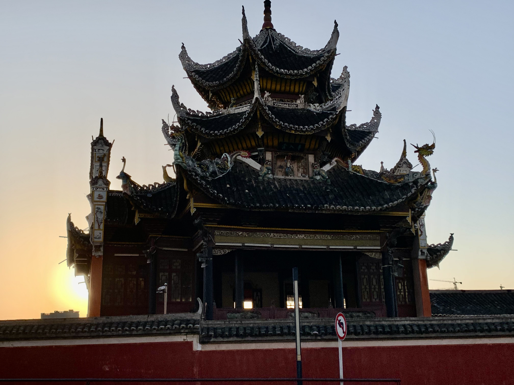 湖南邵阳市的水府庙,下临资水,屋檐翘角龙凤鸟兽精巧夺目,倒映江中,甚