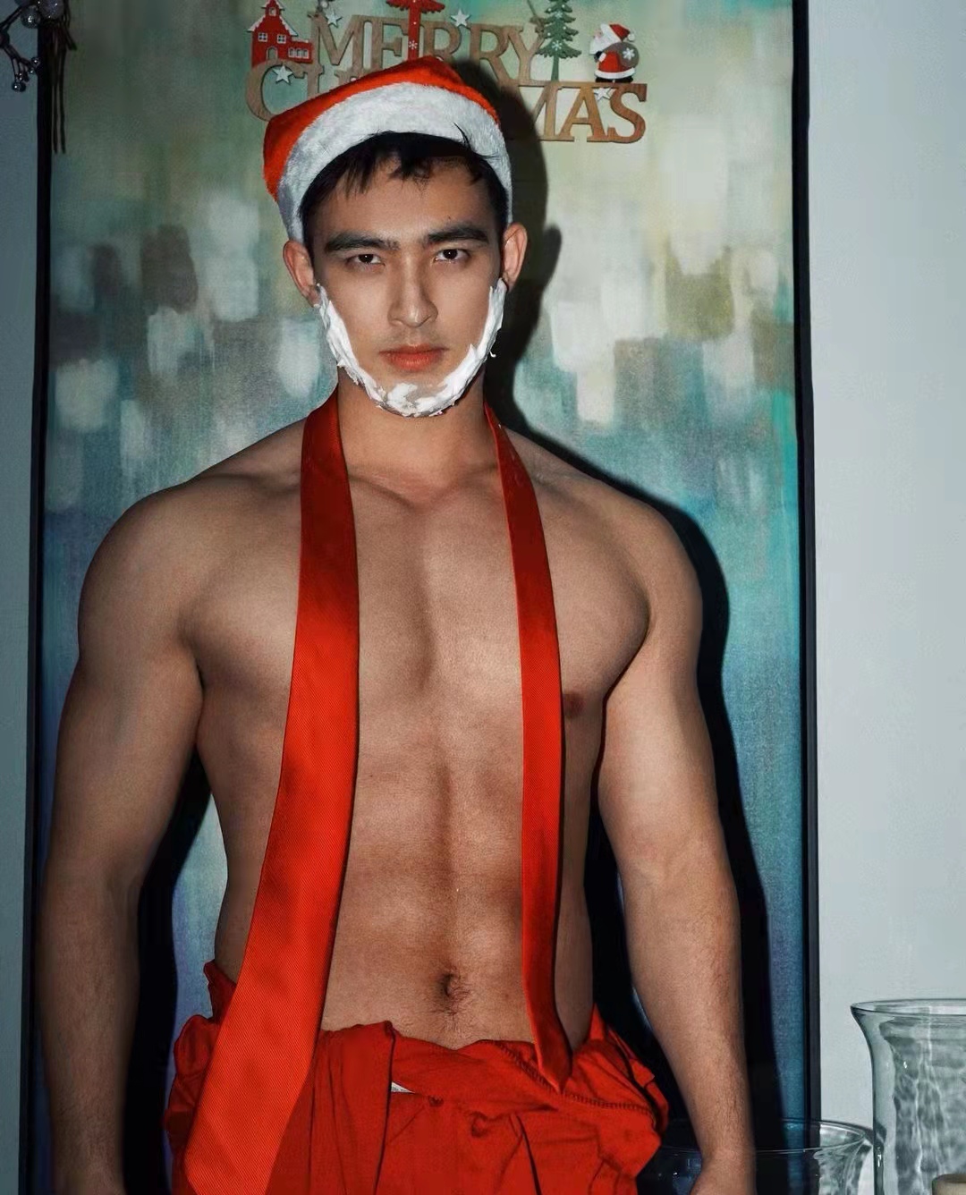 肌肉男神毛若懿变身圣诞老人大秀完美身材