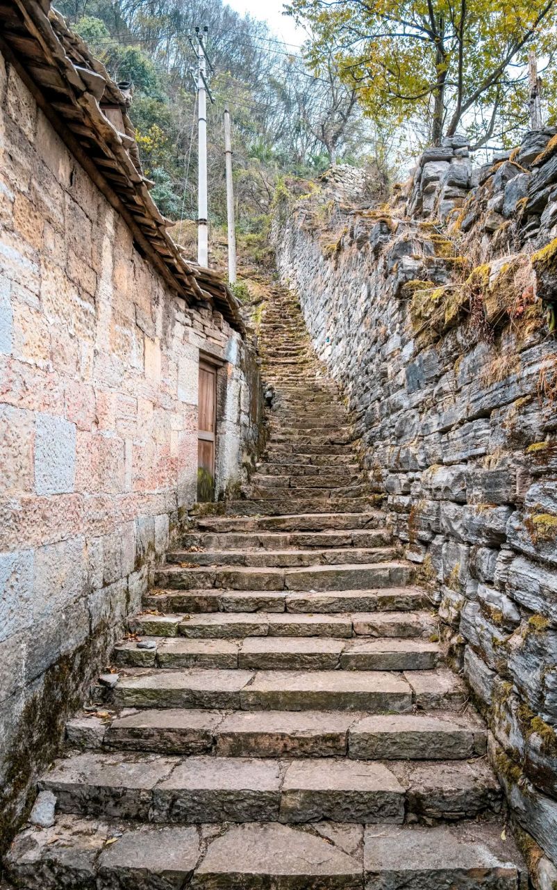 来到了"云峰八寨"之一安顺云山屯,它是安顺保存最完好的屯堡文化村寨