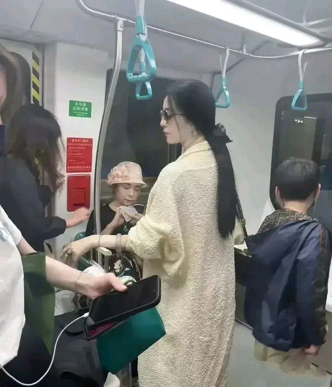 这个女人是谁啊,看这背影怎么这么熟悉啊,网友坐地铁时,无意间抓拍到