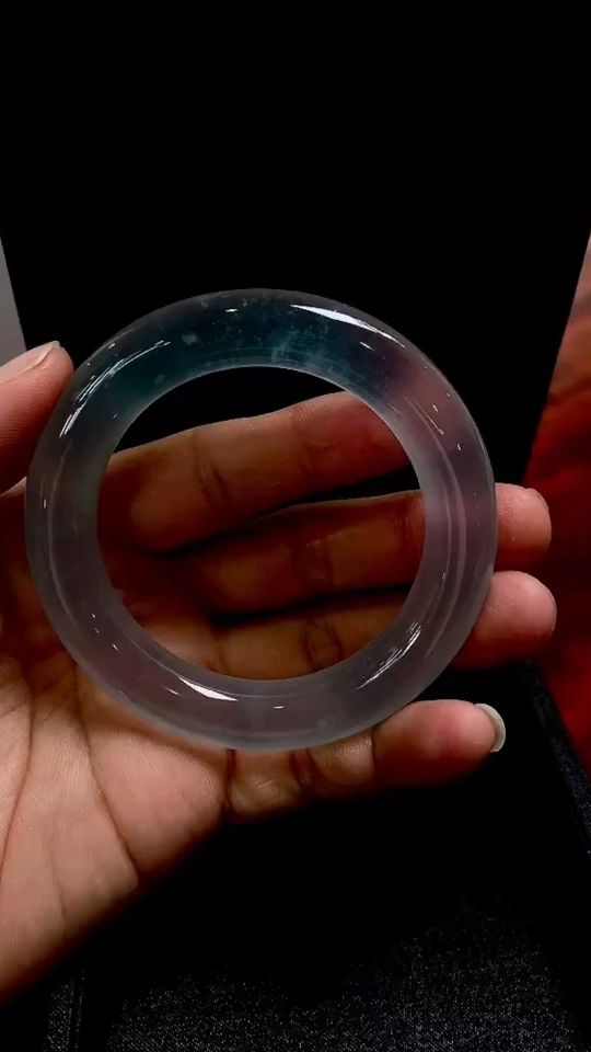 今天分享的是一条高冰玻茅台白的圆条翡翠手镯