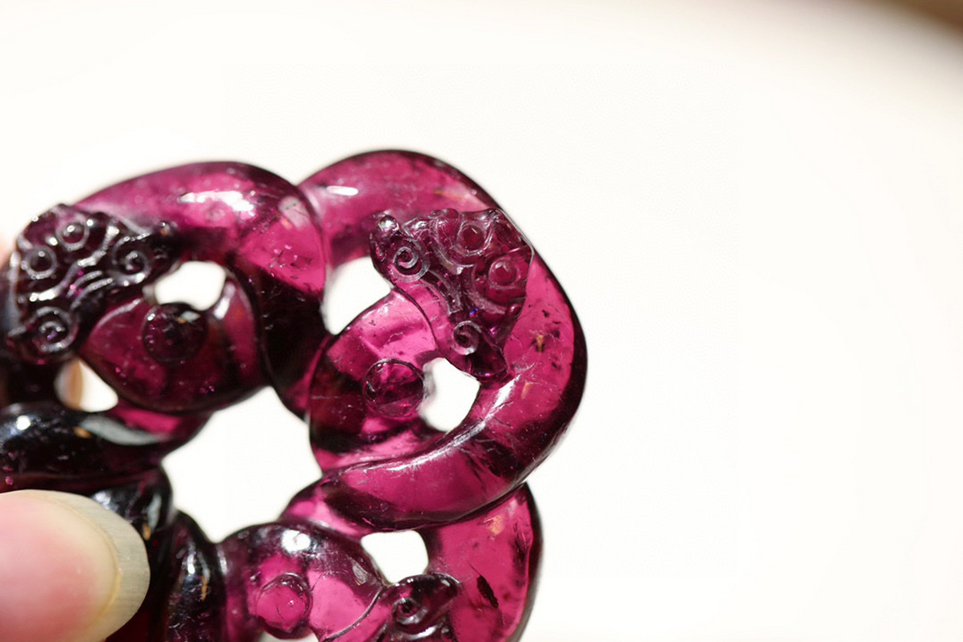 清代红碧玺交结西方镂空壁 尺寸: 5.07*4.48*0.82厘米,28.03克.