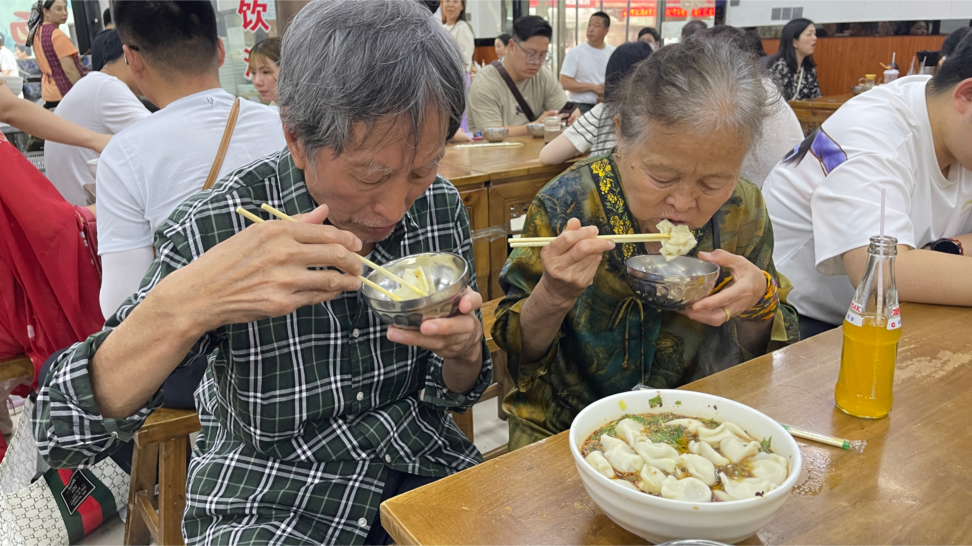 和爸妈在西安去吃马二酸汤水饺,去小店吃羊肉串,烤油馍贼香