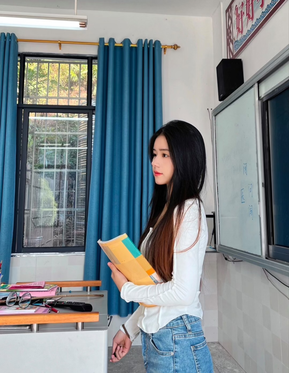 女朋友是小学老师,半夜老是发出奇怪的声音:让人交作业,我该怎么办?