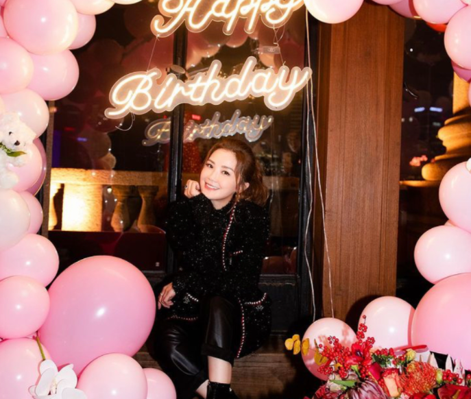 蔡卓妍办派对庆祝生日,场面热闹,男友妹妹送祝福