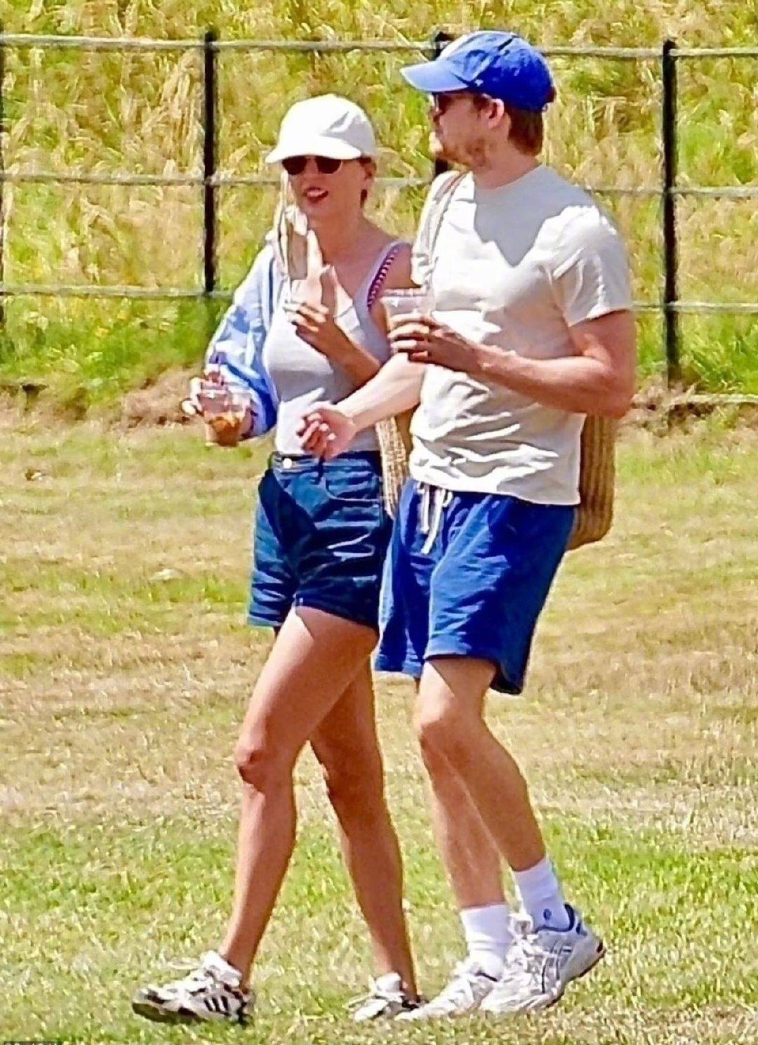 霉霉taylorswift和男友joealwyn在伦敦外出享受休闲时光被拍!