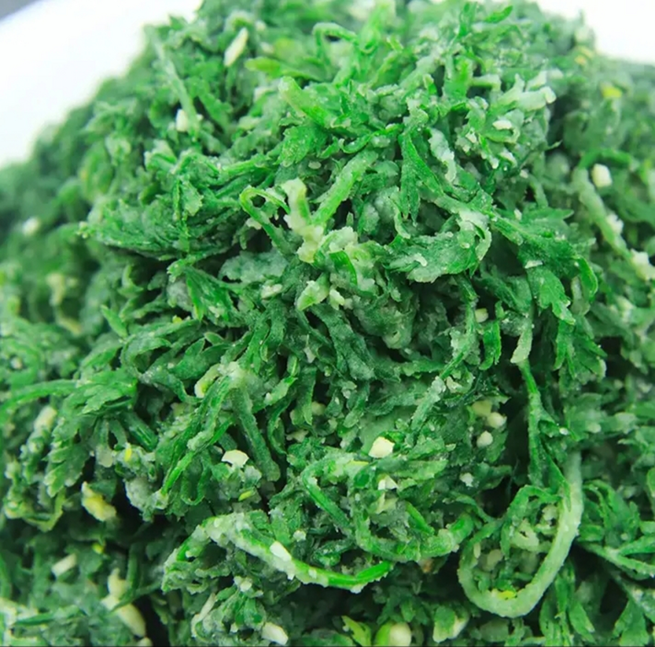 准备适量的胡萝卜缨,只要嫩叶子,把叶子掐下来放入盆中 ,加入清水淘洗