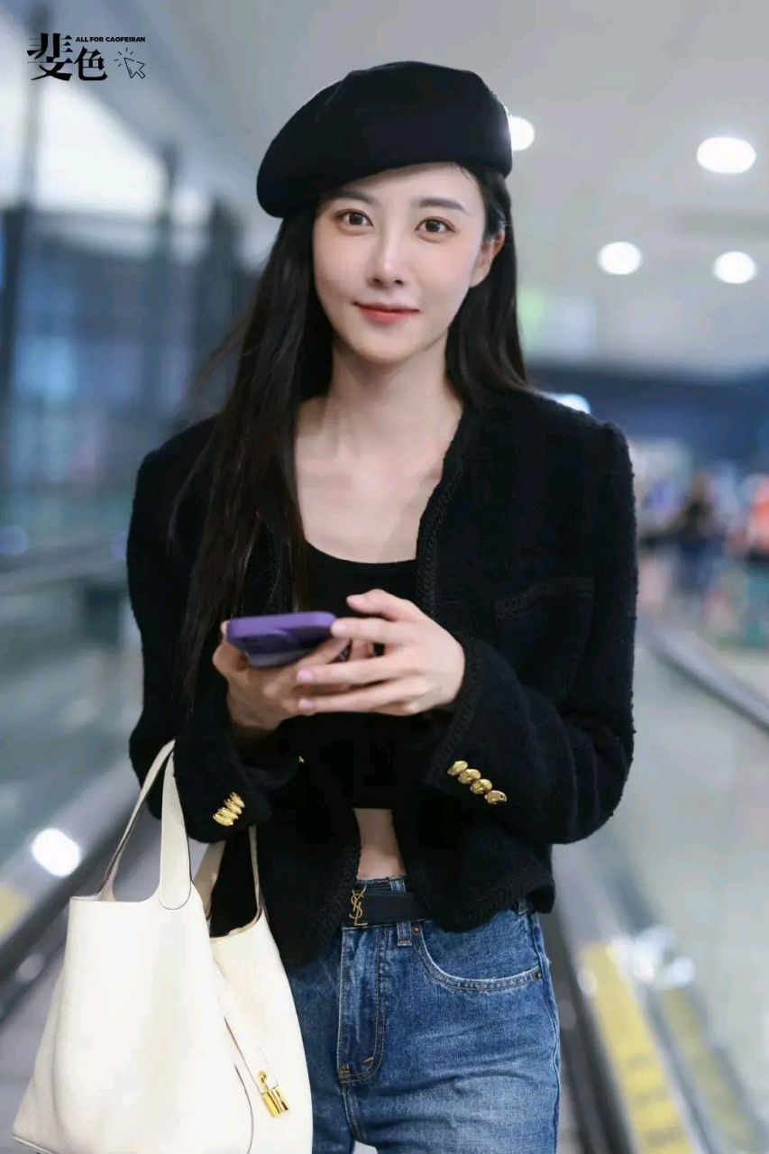 红玲的扮演者曹斐然真的火97了,她凭借着贺红玲一角涨粉数十万,精湛