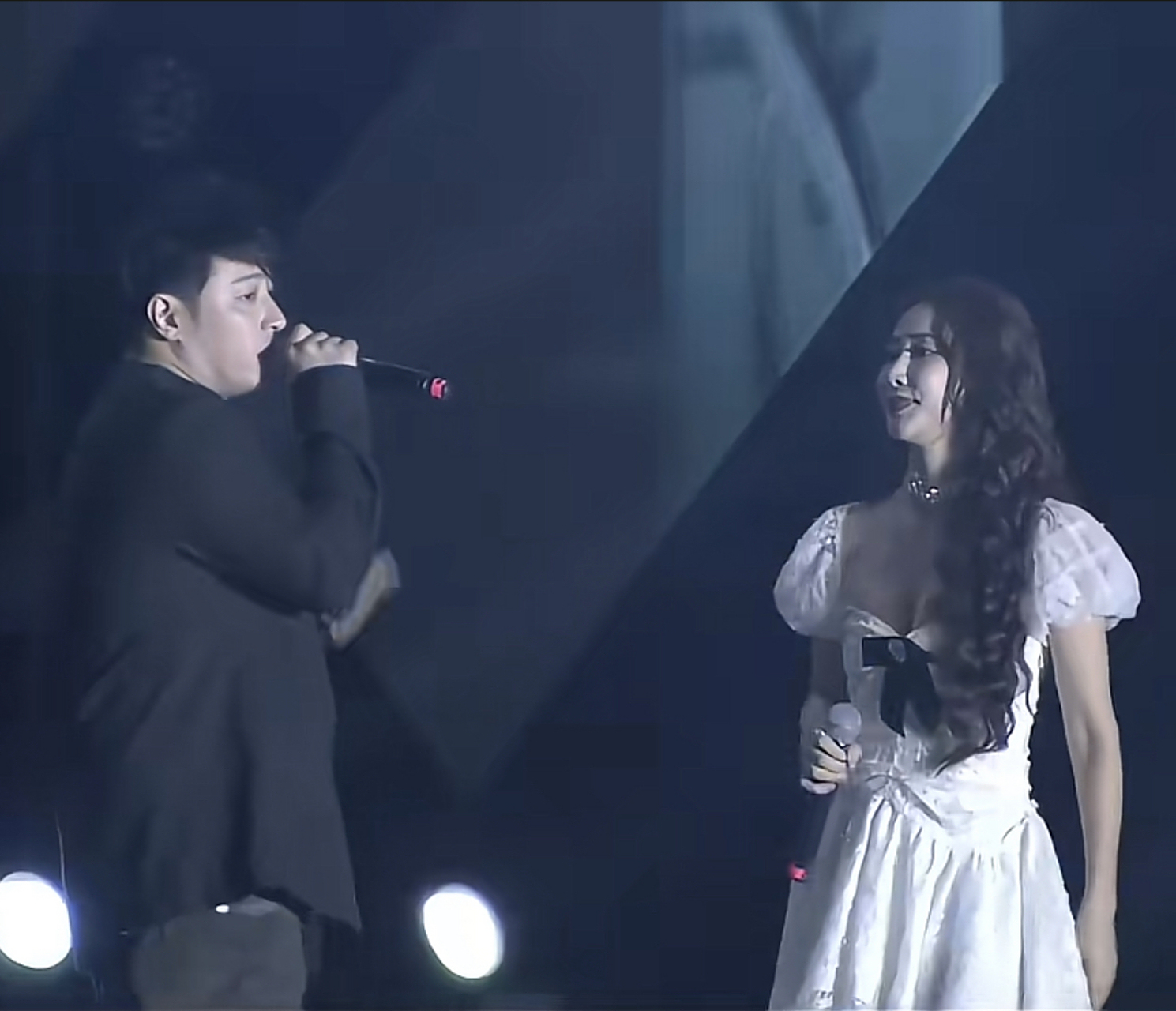 潘玮柏与弦子同台演唱《不得不爱》[可怜]突然感觉自己真的老了[泪奔]