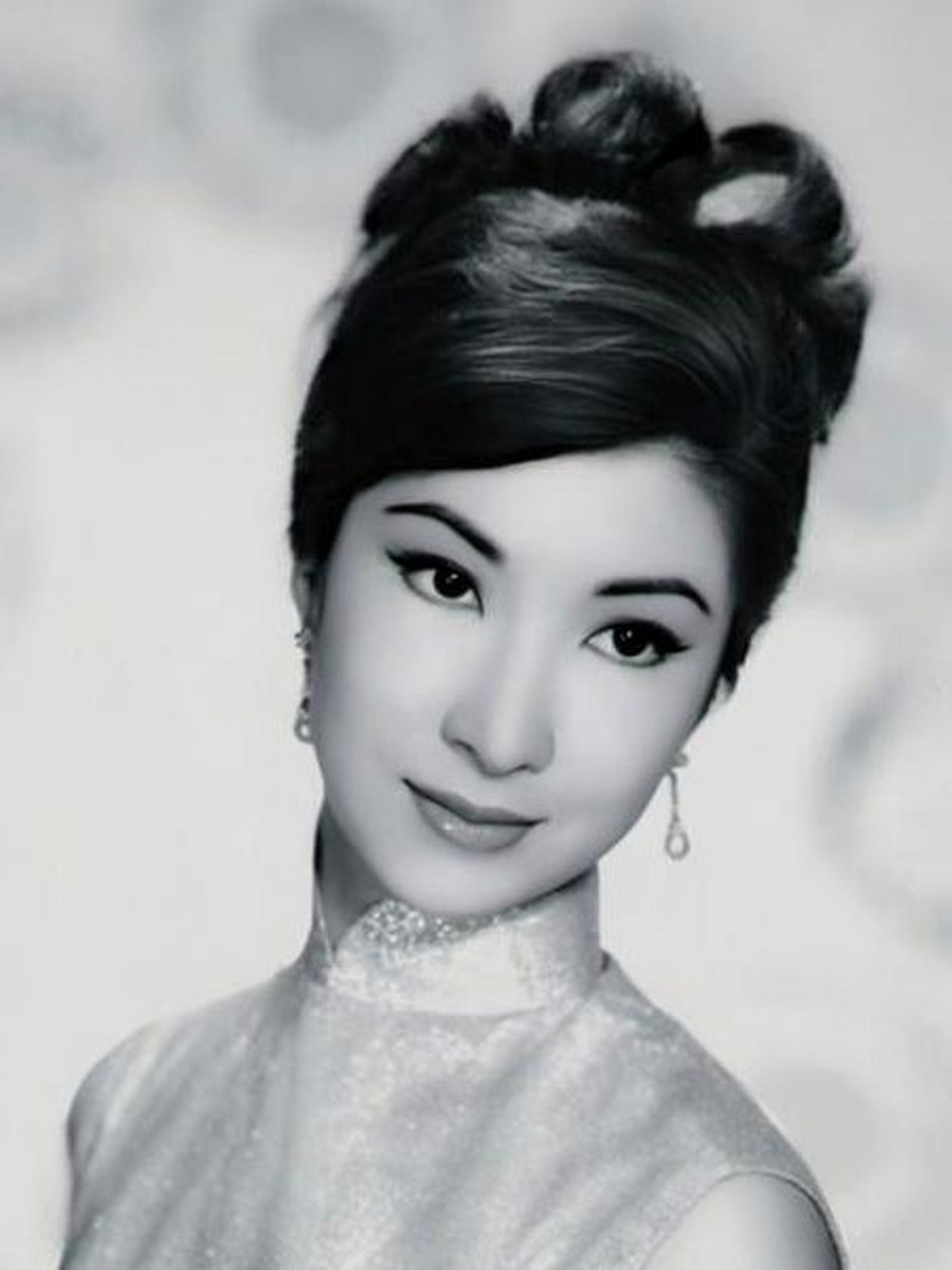 李丽华是一位才华横溢的女演员,凭借《扬子江风云》和《故都春梦》