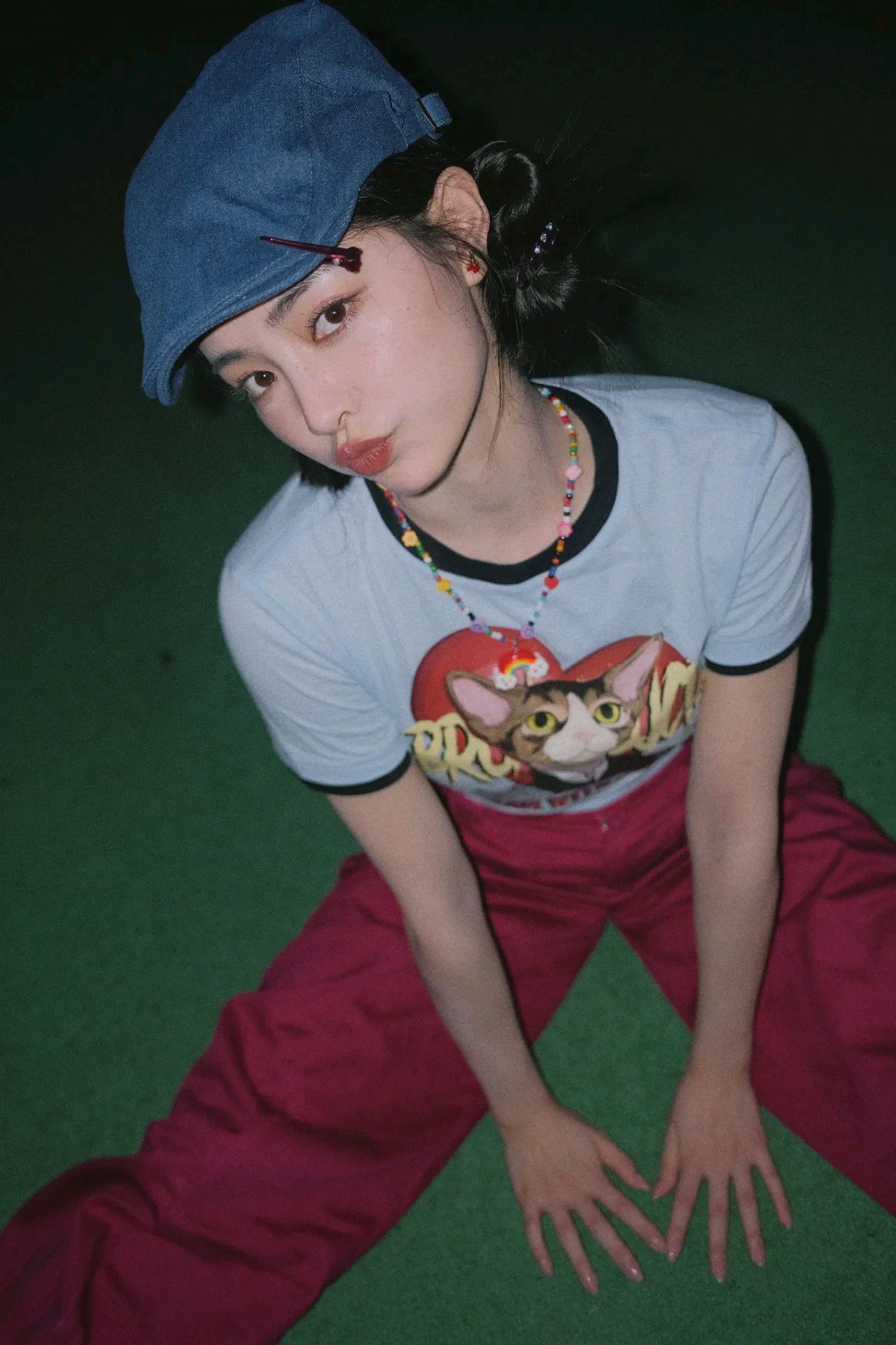 许佳琪穿着粉红色牛仔裤,又甜又辣