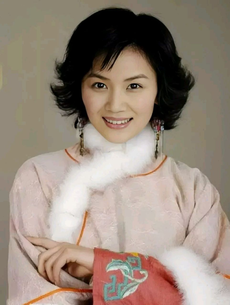 曹曦文,原名曹雪,1983年11月16日出生于浙江省金华市,中国内地女演员