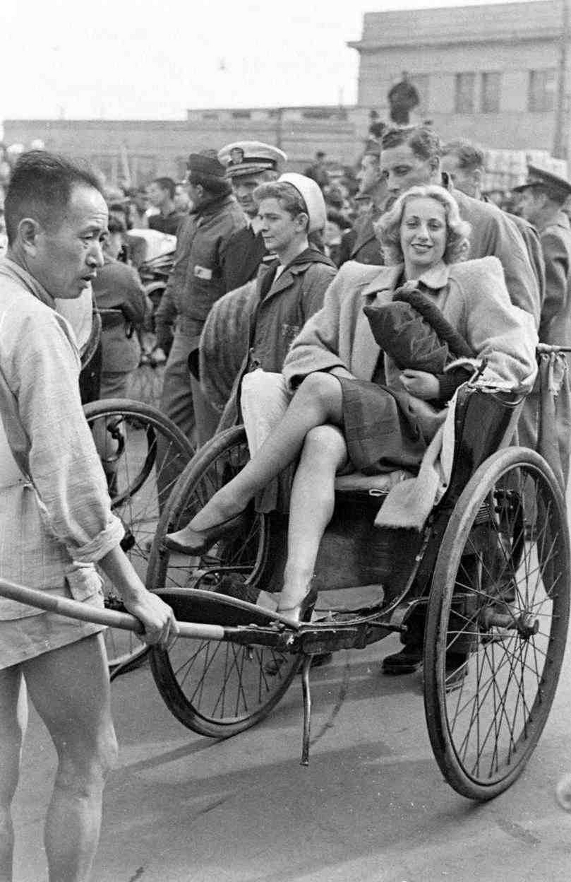 旧上海的外国女性,由于租界的存在,许多外国人生活在旧上海.