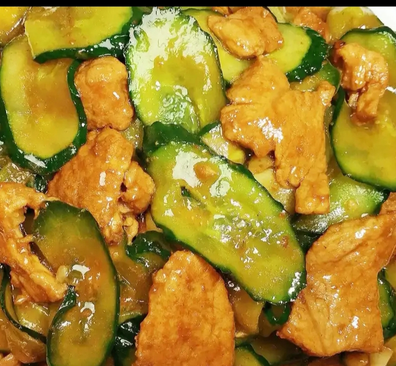 黄瓜炒肉  食材:瘦肉,黄瓜,小米辣,蒜  做法  1,瘦肉清洗干净切片