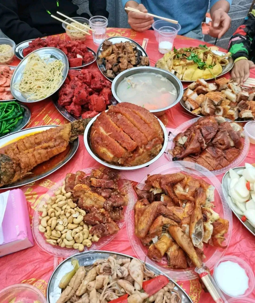 这次是朋友结婚,没想到一桌子菜共计18个菜,分别是8个凉菜10个热菜.