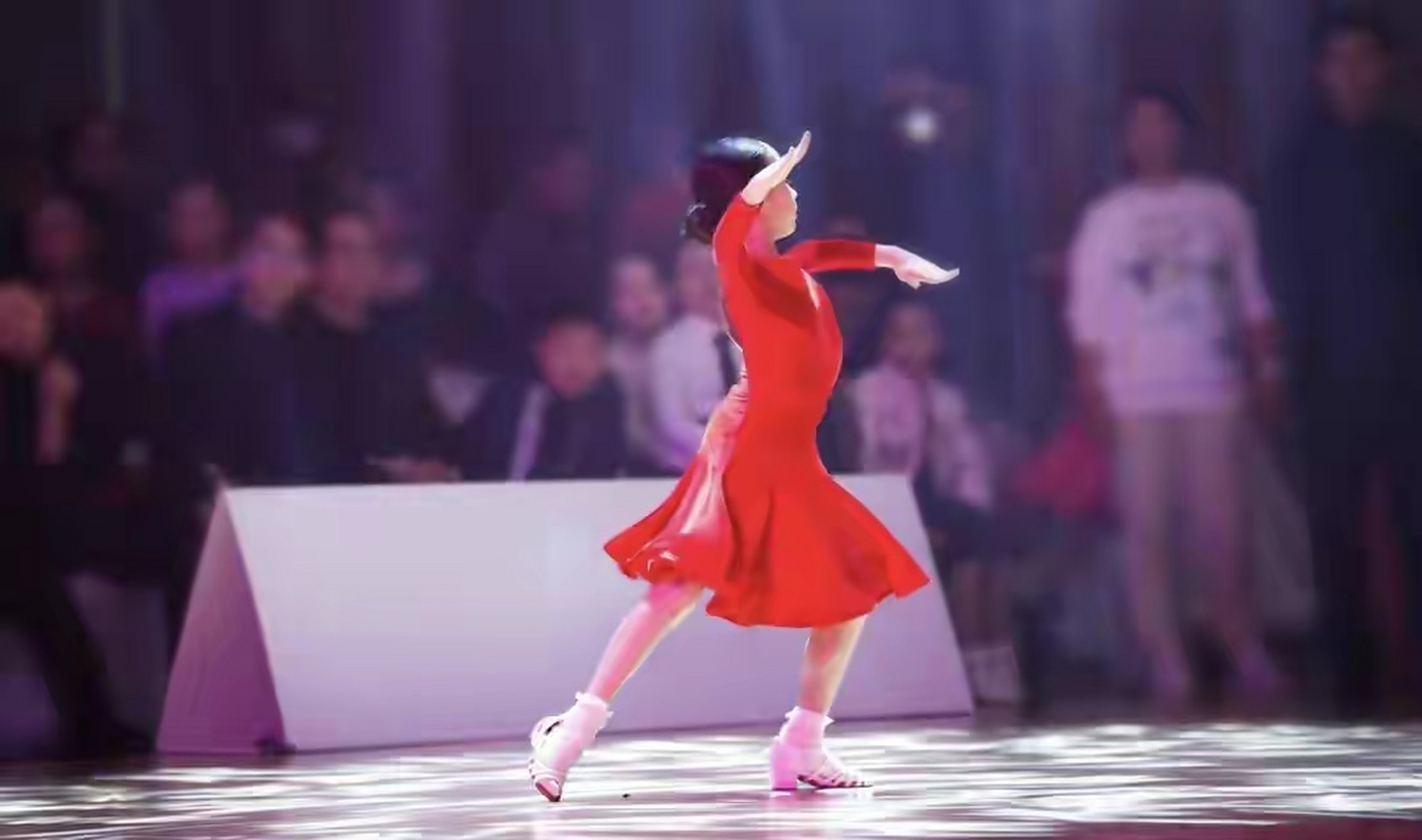 孙俪晒女儿跳舞照片# 这是孙俪和邓超的女儿小花吗?