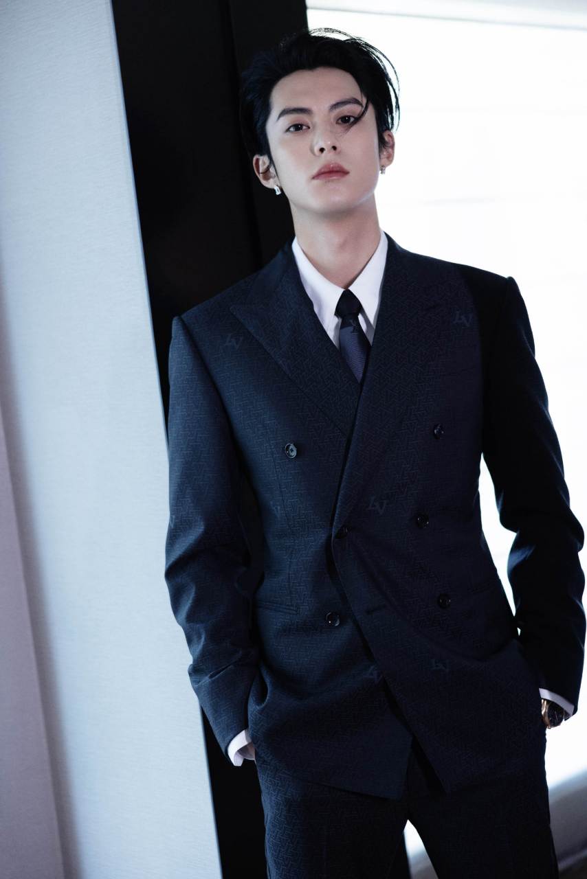 王鹤棣西装帅气写真[月亮][心]