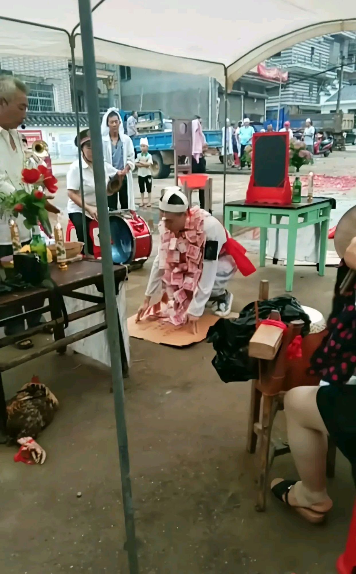 老人过世,披麻戴孝的孝子贤孙到灵堂祭拜,胸前挂满了钞票