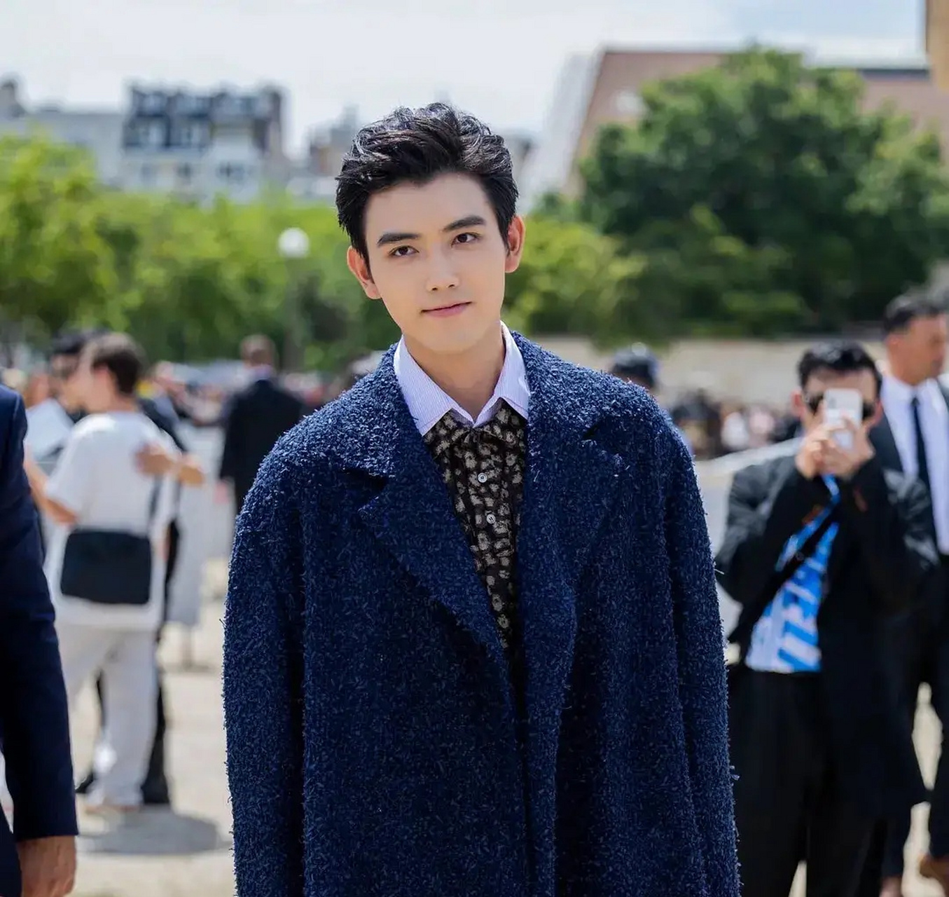 不仅风衣完全没有撑起来,表情也很拘谨,没有洒脱感,不知道是不是还没