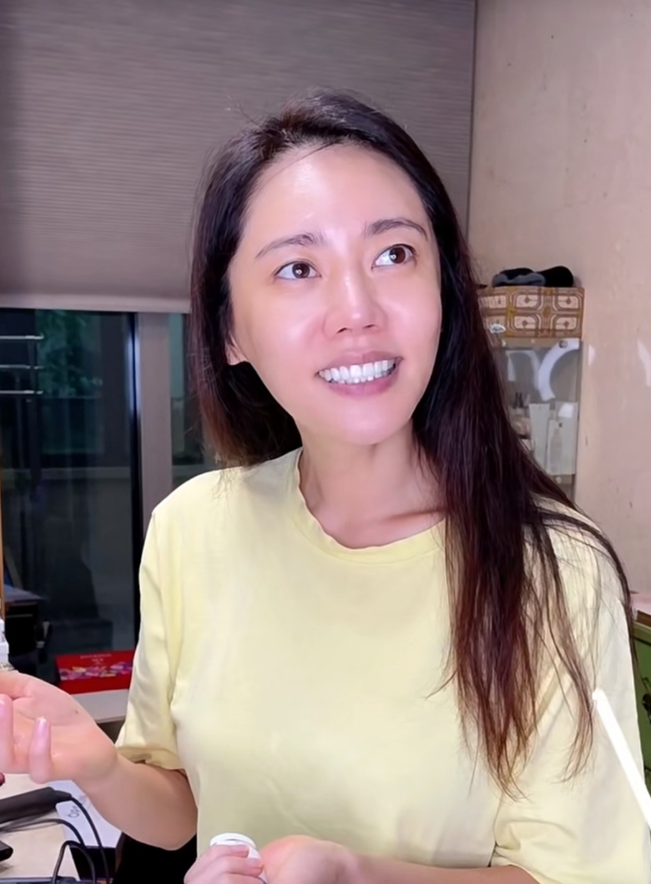 秋瓷炫素颜出镜,和老公于晓光有说有笑感情甜蜜,到了秋瓷炫这个年龄