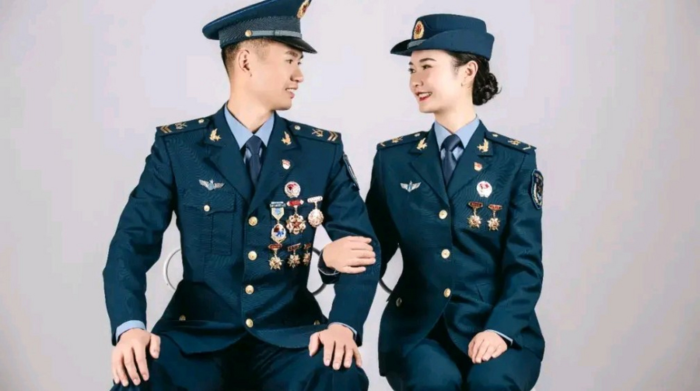 在南部战区空军航空兵某部,有一对"双军士"夫妻. 他叫刘鹏,一级上士,