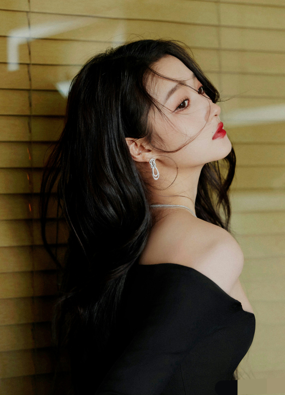 气质女神公认的好身材. 关晓彤黑色抹胸短裙造型这个腿直接赢麻了.