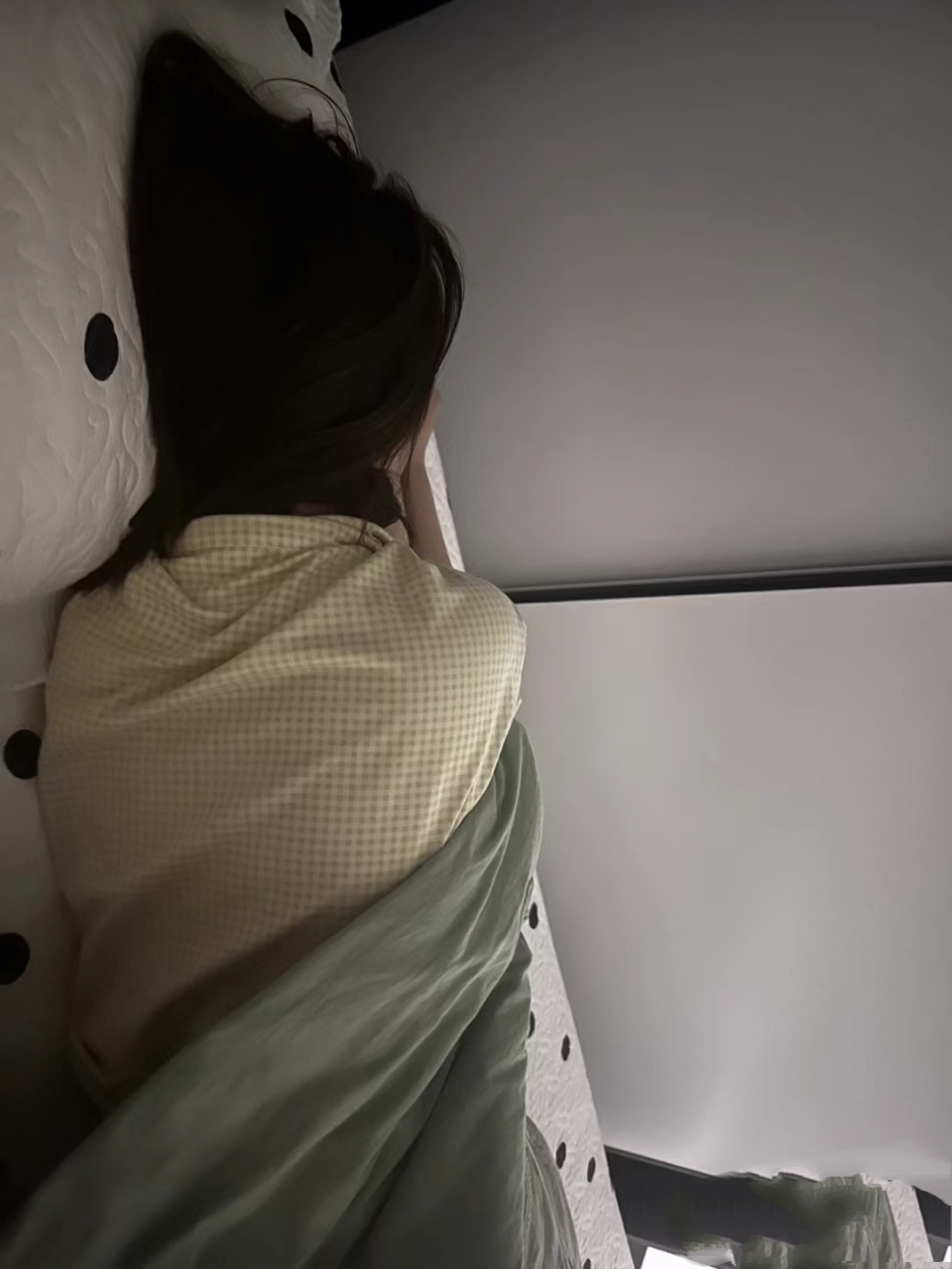 躺床上刷短视频,看到很久以前一个电视节目,一个女嘉宾出场时她对男