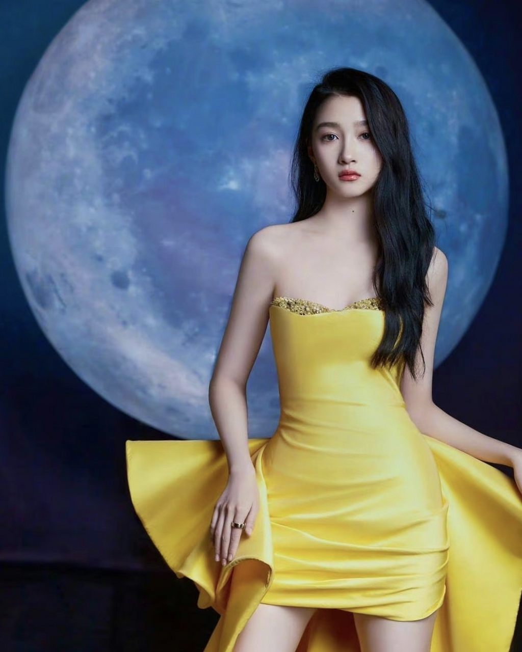 鲜黄色抹胸礼服优雅性感,韵味十足! #关晓彤