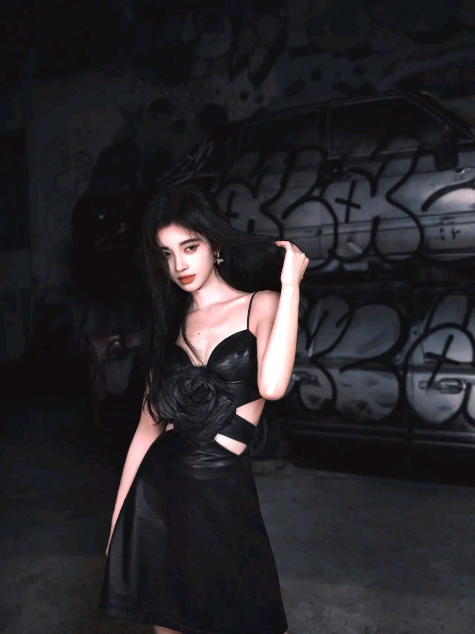 鞠婧祎晒美图,她穿了一件黑色的皮革露腰吊带,搭配一条黑色的a字小