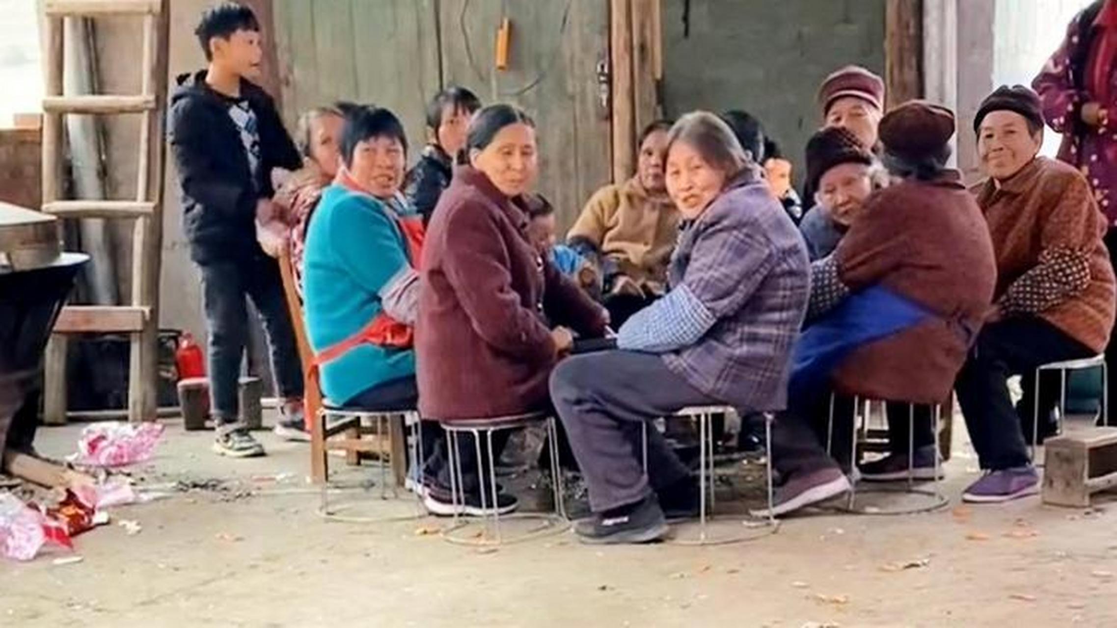 来自村口大妈的压迫感,我感觉已经在谈论我了[捂脸]