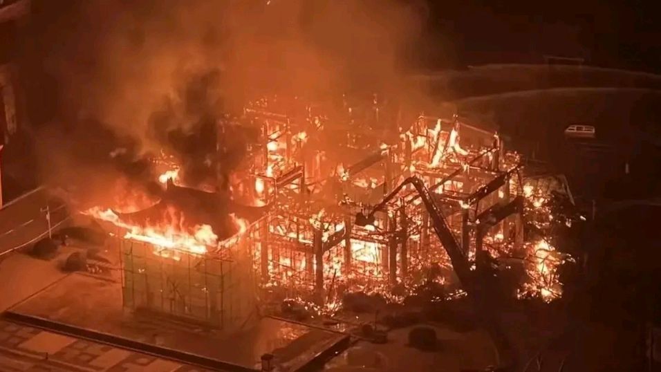 贵阳方舟戏台失火,火光照亮半边天,出动21辆消防车100余名消防员