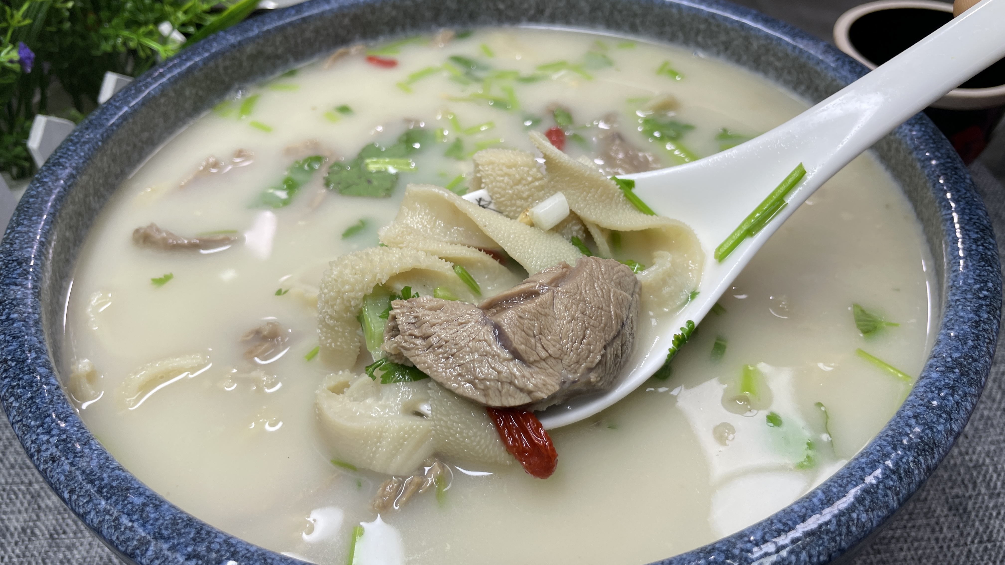 祖传百年炖羊肉汤的配方和做法，汤白肉香无膻味，学会就能开店了