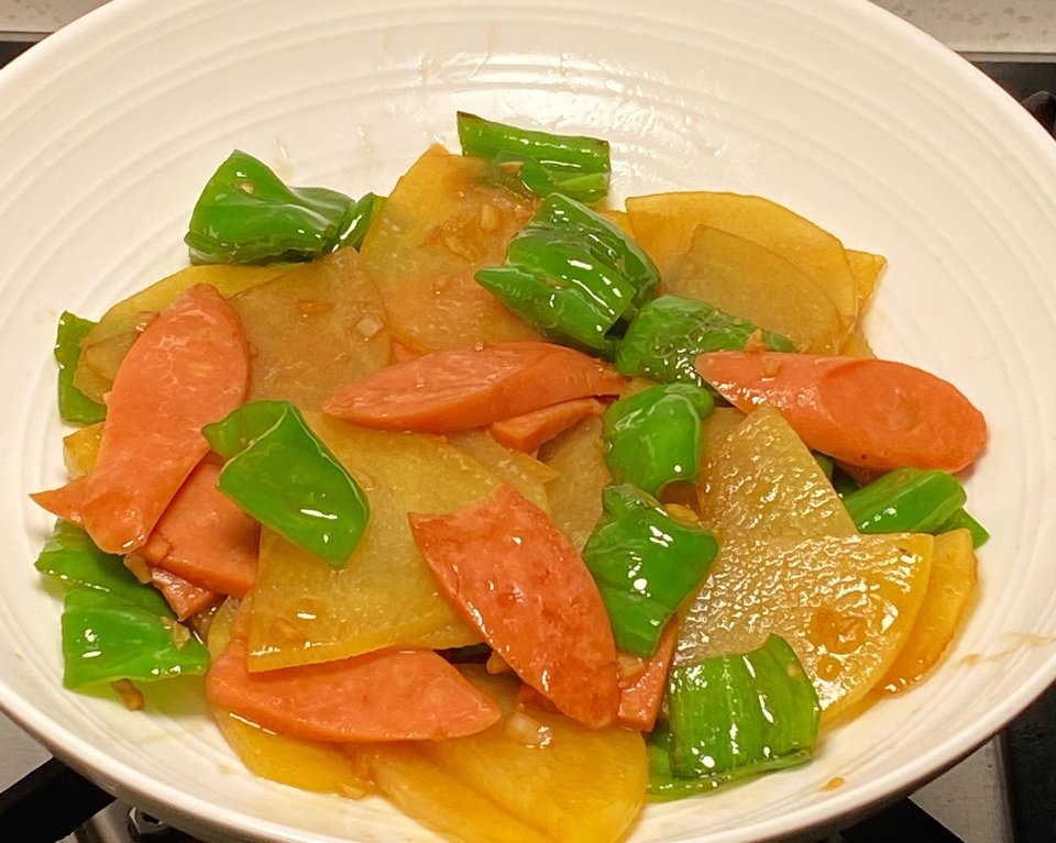 减肥的人士也爱吃的土豆火腿片炒青椒,美味可口