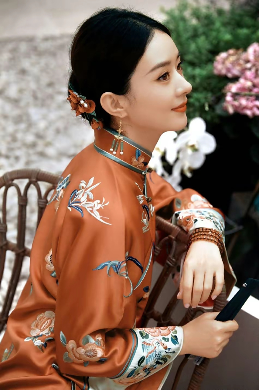 赵丽颖工作室晒出一旗袍美照,照片中赵丽颖一身橘色旗袍,明艳又温柔