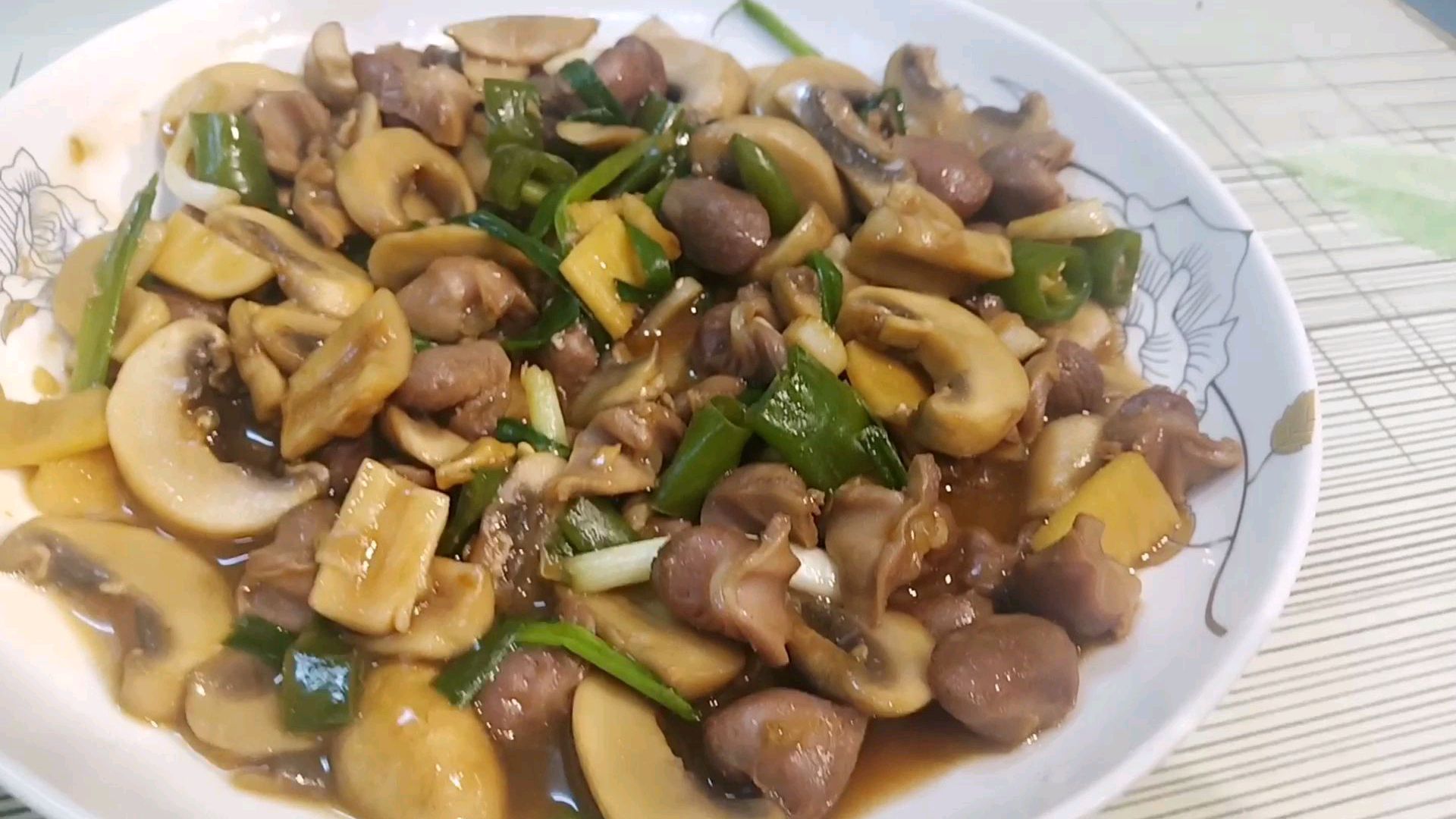 忙碌的一天,只有在下厨的时候,才是心情最平静的时候,鲜菇鸡胗