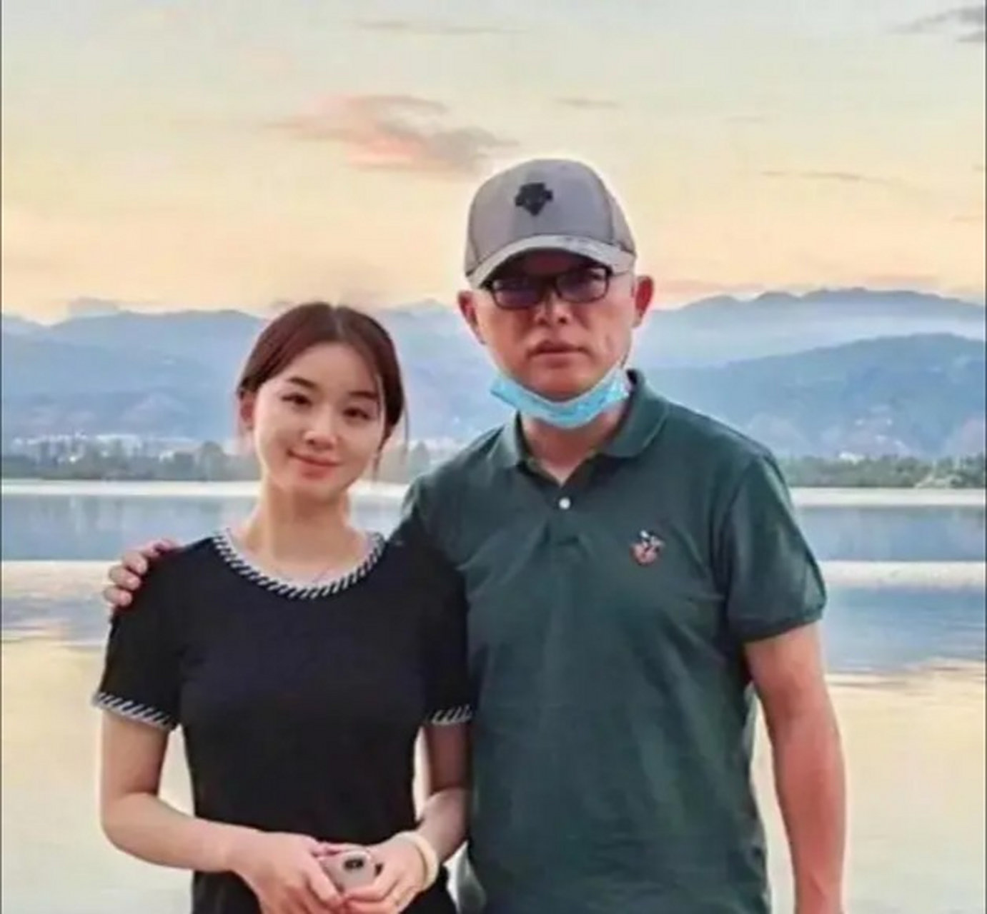 一天夜里,孟非醒来发现妻子李雪正在偷偷翻他手机,于是假装睡着,第二