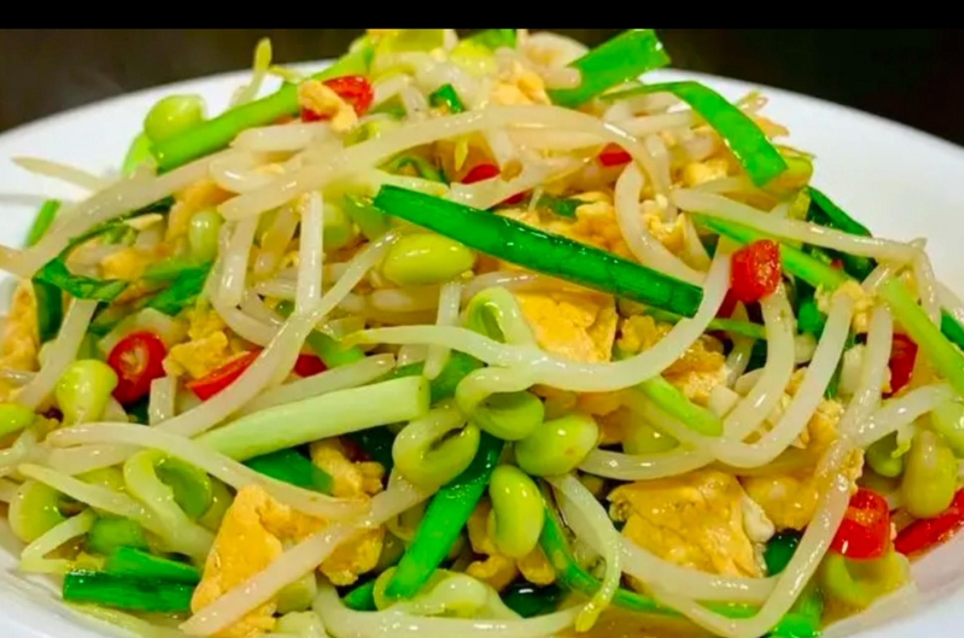 我的美食分享#  豆芽炒鸡蛋的做法  1,豆芽清洗一下,浸泡十分钟,静怂