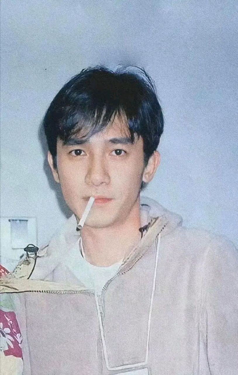 年轻时的梁朝伟,叼着一支烟的样子很帅气.