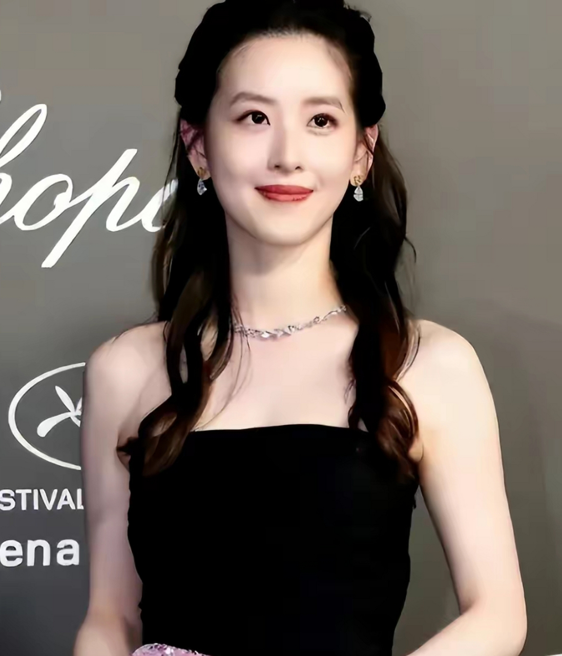 章泽天穿黑裙好有贵妇范儿,还是你心目中的奶茶妹妹吗?